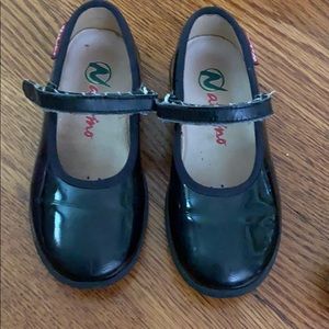 Naturino patent leather Mary Janes size 9/26
